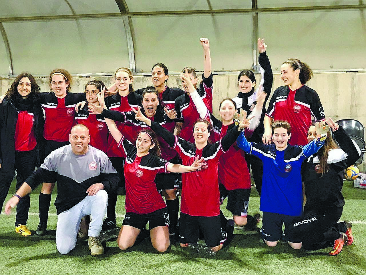 קבוצת הנשים בכדורגל של הפועל רעננה צילום: באדיבות קבוצת הנשים בכדורגל של הפועל רעננה