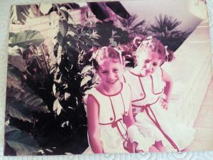 שני דימנט בצעירותה יחד עם אחותה התאומה עדי