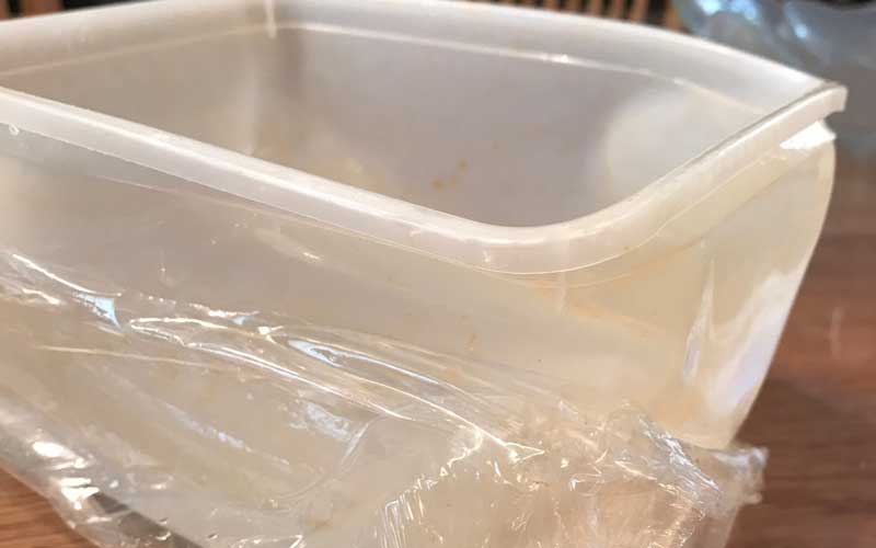 של כלי פלסטיק נמס בו מוגש האוכל לילדים