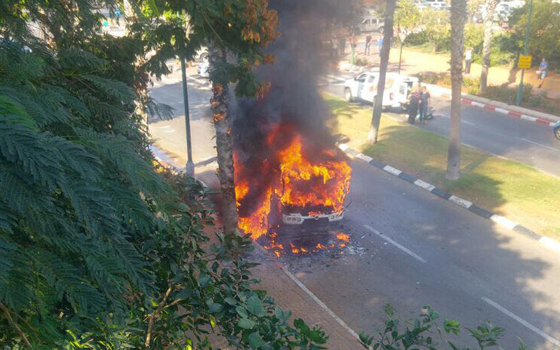 רכב מנקה רחוב עולה באש ברחוב ויצמן בעיר. צילום דוד חזרתי