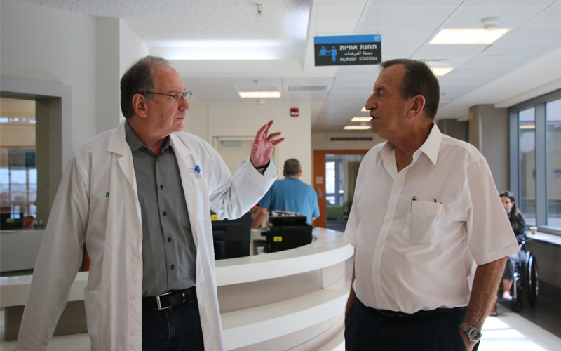 ראש עיריית תל אביב, רון חולדאי, ביקר בבית החולים לוינשטיין. צילום דוברות בית החולים לוינשטיין
