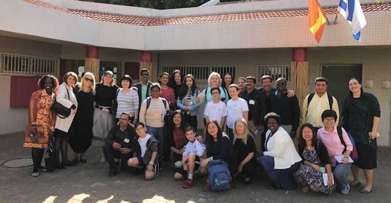 חברי המשלחת הבינלאומית עם צוות מנהל החינוך העירוני וצוות בי"ס ביל"ו. צילום עיריית רעננה