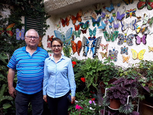 סימה פרי וצביקה גולדמן בגינה לזכרו של נועם גולדמן ז"ל, שזכתה בקטגוריית הגינה היפה בבניין המשותף ברחוב הר סיני