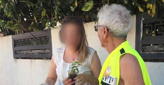 נווה שבתאי לצד אמו של הילד. צילום: דוברות ידידים
