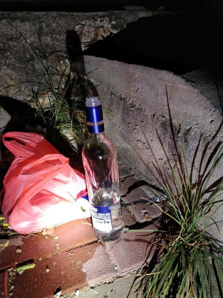 בקבוק אלכוהול שנמצא מחוץ למועדון הגגוס. קרדיט: סיירת ההורים של רעננה
