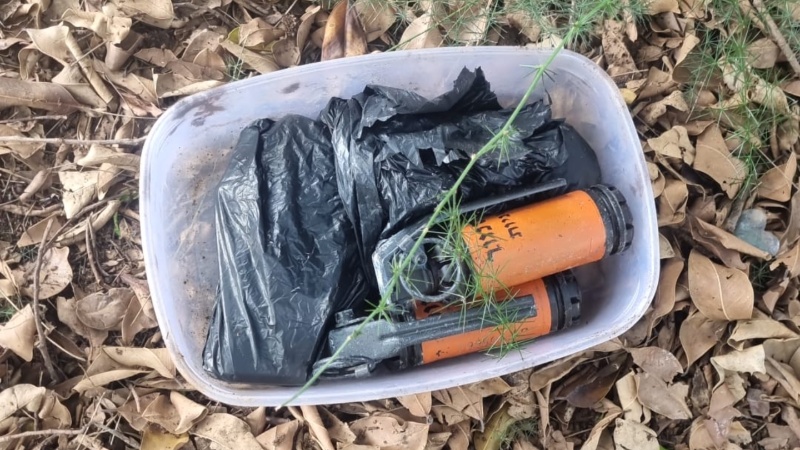 אקדח ורימוני הלם שנמצאו בגינה ציבורית ברעננה, צילום משטרת ישראל