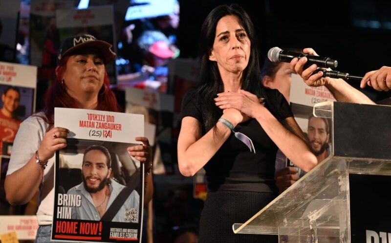 עינב צנגאוקר בעצרת בכיכר החטופים, צילום פאולינה פטימר