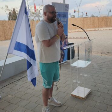 איתן הורן בחנוכת מבנה מחנות עולים בנווה זמר, צילום עיריית רעננה