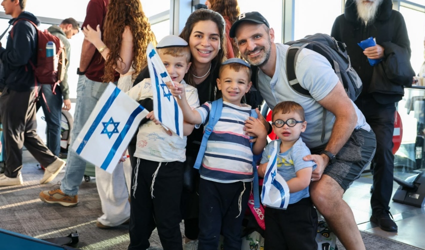 העולים החדשים בנתב"ג (צילום: אלישע חנקין, דוברות משרד העלייה והקליטה)