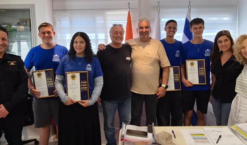 תעודות הוקרה לבני הנוער המתנדבים בתוכנית "שחקים" של משטרת ישראל (צילום: עיריית רעננה)